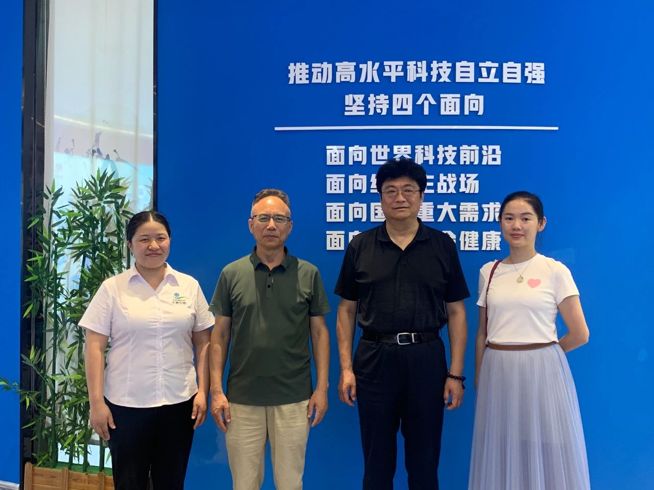 中國(guó)旅游協(xié)會(huì)旅游商品與裝備分會(huì)陳斌秘書長(zhǎng)來(lái)邵考察旅游商品企業(yè)