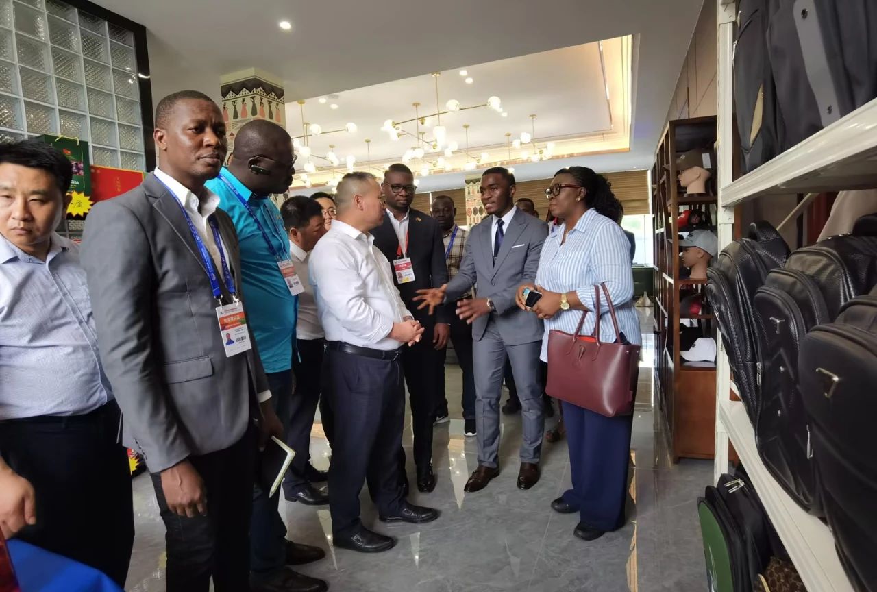 邵陽(yáng)紅出貨倉(cāng)參加“第三屆中非經(jīng)貿(mào)博覽會(huì)”并與非洲貝寧代表團(tuán)交流合作