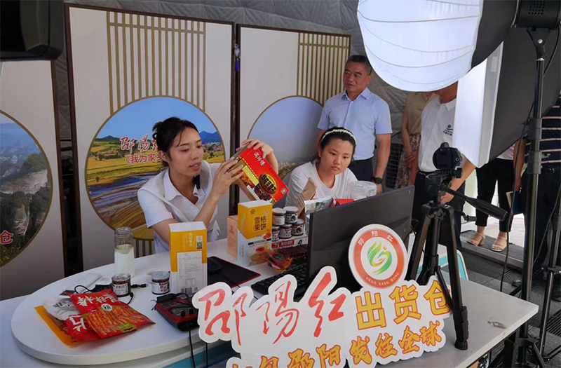 邵陽(yáng)市委常委、常務(wù)副市長(zhǎng)王永紅一行領(lǐng)導(dǎo)到邵陽(yáng)紅出貨倉(cāng)-天香生物產(chǎn)業(yè)園考察指導(dǎo)