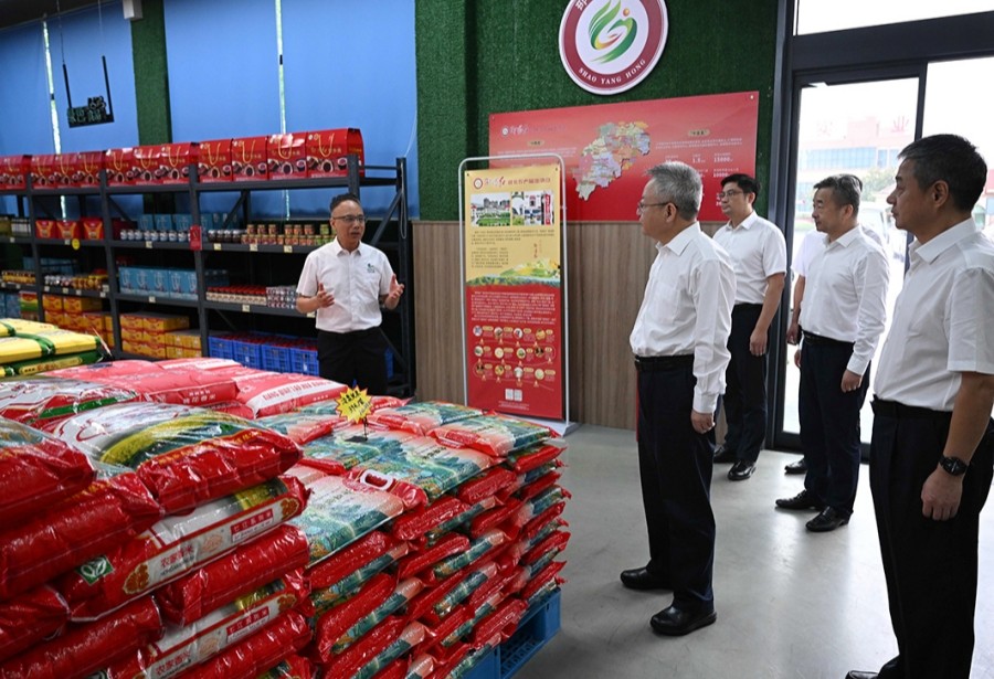 做強(qiáng)龍頭企業(yè) 做優(yōu)公用品牌——沈曉明調(diào)研“邵陽紅”名優(yōu)農(nóng)產(chǎn)品出貨倉