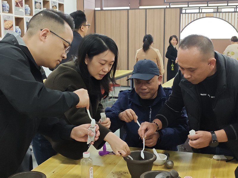 雙清區(qū)政協(xié)委員蒞臨天香生物大健康產(chǎn)業(yè)園開展學(xué)習(xí)考察與文化體驗(yàn)活動(dòng)