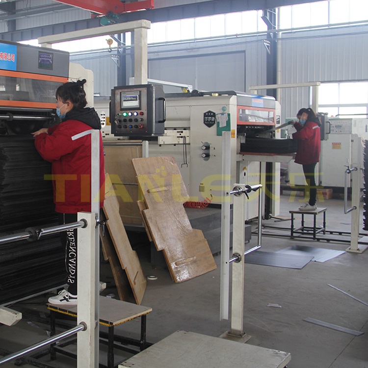 半自動(dòng)平壓模切機(jī)